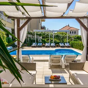 Kasalo 3*, Trogir Kroatien